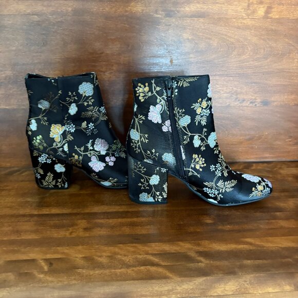 Bar III Gatlin Women's Round Toe Ankle Boots Black Versailles Flowers Size 8 - Picture 6 of 7
